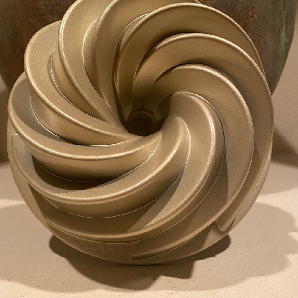 NEW William Sonoma Nordic Ware Cast Aluminum/ Heritage Bundt